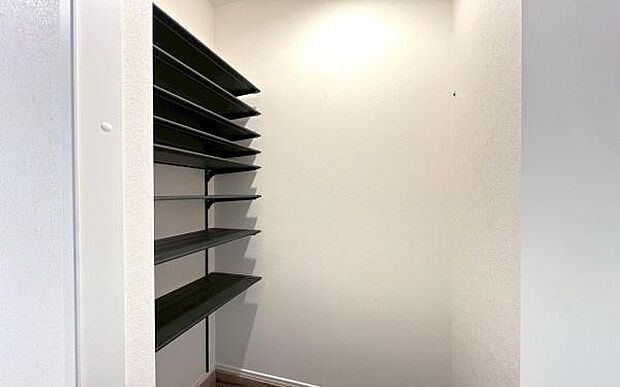 《シューズインクローク》 ■人気のシューズインクローク。中は可動棚になっており、靴だけでなくアウトドア用品や雨具などもスッキリ収納可能です。