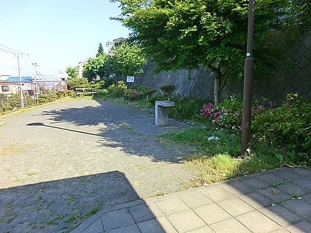 蒔田見晴らし公園まで908m、蒔田見晴らし公園からはみなとみらい地区、ベイブリッジが遠望できます。夜景もとてもきれいですよ。