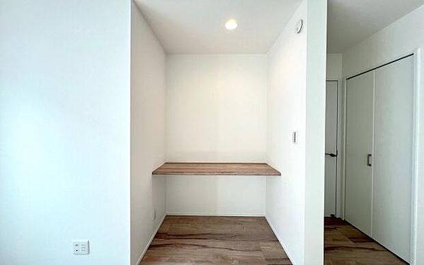 《ワークスペース》 ■洋室にカウンターを造作、テレワークや勉強時にお使いいただけます。