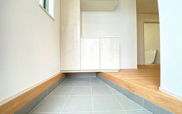 《玄関》　■玄関を開けると、エントランスホールがお出迎え。上がりがまちやシューズボックスがゆったりと構え、心地よさに包まれます。