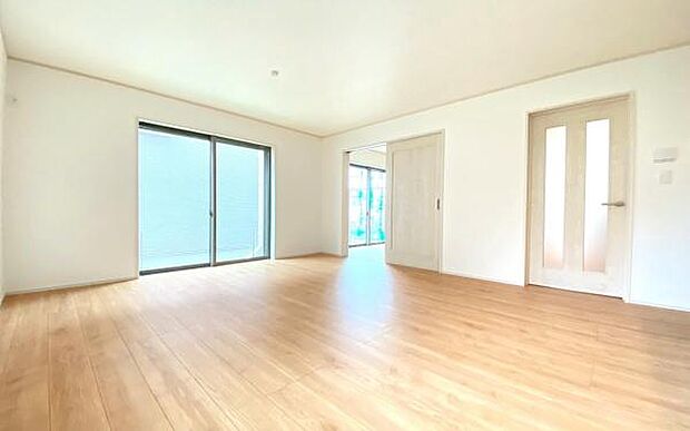 《リビングダイニング》　■大画面ＴＶも余裕、インテリアプランが考えやすいワイドなリビング。家族がしぜんに集まる広さ、お子様が思わず走り出す大空間。