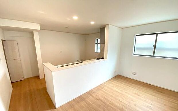 《キッチン》　■家族が集う楽しく親子の会話もはずむキッチン。明るく清潔で使い勝手のいいキッチンには、いつも家族の笑顔があふれています。