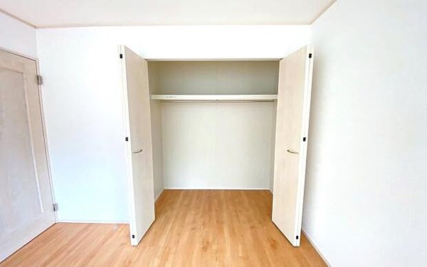 《収納》　■洋服を機能的に収納できるハンガーパイプのほか、帽子やバッグを置ける枕棚も設置。ゆとりあふれる収納空間です。