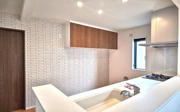 《システムキッチン》　■会話を楽しみながら食事を味わう。一緒にいる時間が楽しい空間。家族でいる時間を柔らかに包み込みます。