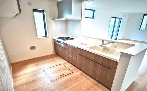 《システムキッチン》　■会話を楽しみながら食事を味わう。一緒にいる時間が楽しい空間。カフェにいるような気分で毎日を過ごしたい。家族でいる時間を柔らかに包み込むインテリア。