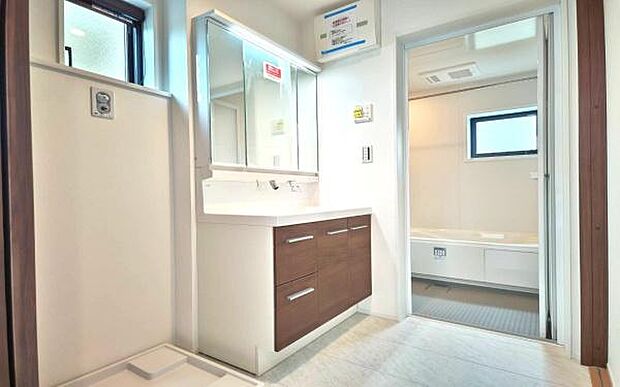 《洗面化粧台》　■洗面化粧台の鏡は、メイクや髭剃りに便利な三面鏡タイプ。開いて合わせ鏡としても使用できます。洗面台サイドには収納スペースとして利用でき、小物などの保管に便利な棚も付いています。