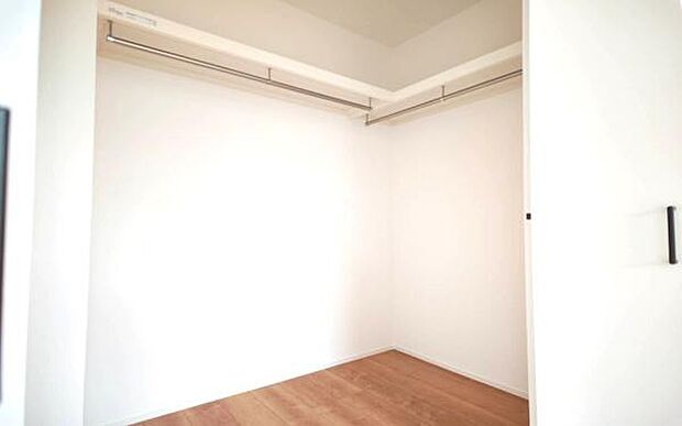 《ウォークインクローゼット》　■大容量のウォークインクローゼットをご用意。衣類だけでなく、トランクなどの旅行用品の収納にも重宝します。