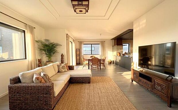 《リビングダイニング》 ■明るく開放的なリビング。本画像は家具家電や小物の配置をCGで作成しており、実際に現地に家具家電や小物は置かれておりません。また、価格に含まれておりません。