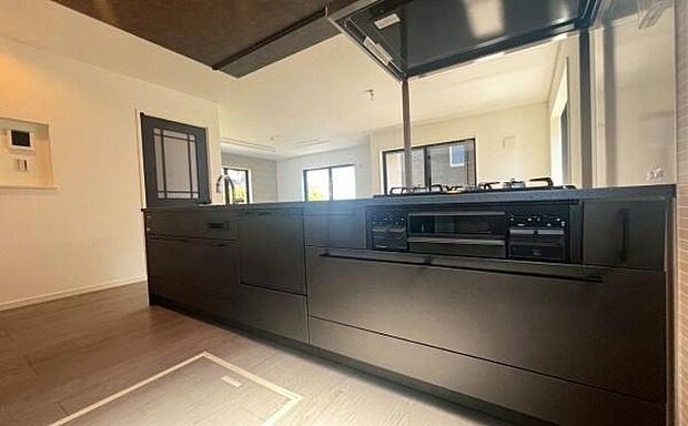 《システムキッチン》 ■採光豊かな明るい空間に広がる、スタイリッシュなキッチン。会話を楽しみながら料理できるスペースを確保。食卓を囲む時間が、より豊かに彩られる