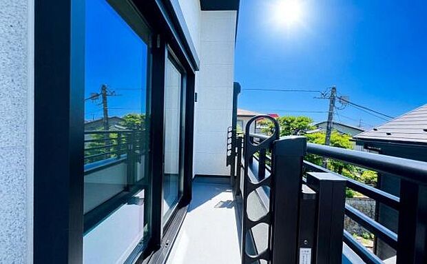 《バルコニー》 陽当りも良く、長時間日が当たるので、洗濯物も良く乾きそうです。目の前には気持ちの良い青空が、夜には綺麗な星空が広がります。