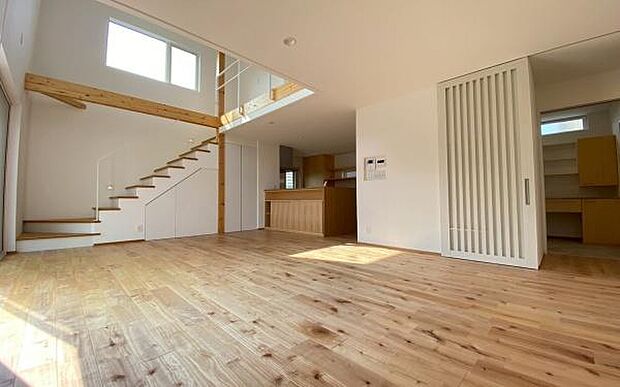 《リビングダイニング》 ■開放的で広いリビング。のびのびとくつろげるリビングは、家族のコミュニケーションの場として、みんなが集まる憩いの場所に。