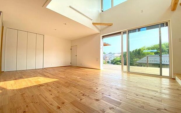 《リビングダイニング》 ■大画面TVも余裕、インテリアプランが考えやすいワイドなリビング。家族がしぜんに集まる広さ、お子様が思わず走り出す大空間。