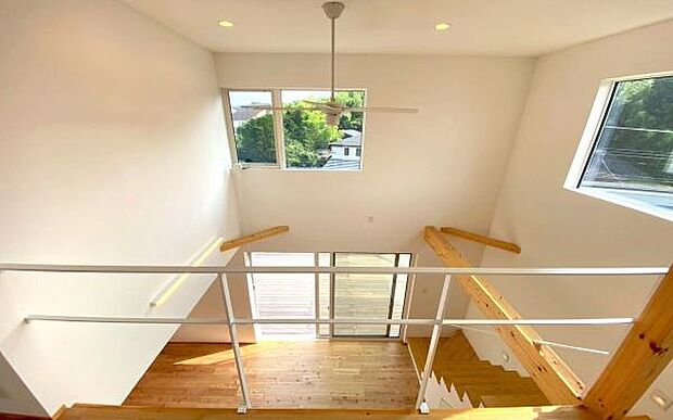 《リビングダイニング》 ■吹き抜けに梁がアクセントをもたらし落ち着いた雰囲気で、大人の気品漂うLDK。