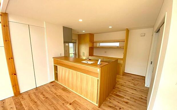 《システムキッチン》 ■会話を楽しみながら食事を味わう。一緒にいる時間が楽しい空間。カフェにいるような気分で毎日を過ごしたい。家族でいる時間を柔らかに包み込むインテリア。