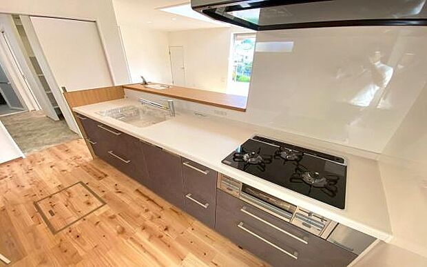 《キッチン》 ■家族が集う楽しく親子の会話もはずむキッチン。明るく清潔で使い勝手のいいキッチンには、いつも家族の笑顔があふれています。