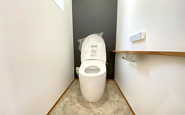 《トイレ》 ■快適な使用感が人気の温水洗浄脱臭暖房機能を搭載。しかも汚れがつきにくく落ちやすい、洗浄力に優れた洗浄機能付トイレ。
