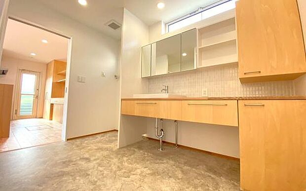 《洗面化粧台》 ■温故知新の美意識の高いスタイリッシュな洗面空間。懐かしさと新しさが共鳴した、モダンで洗練された印象を与える空間です。