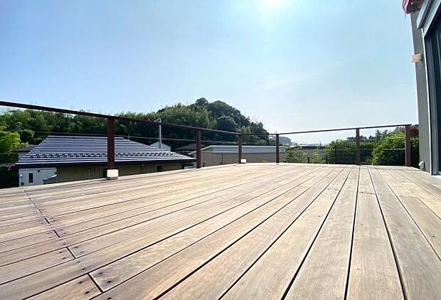 《ウッドデッキ》 ■リクライニングチェアを置いて、読書や日光浴など寛ぎのひとときを過ごす。開放感ある空間が、もうひとつのくつろぎの場所として生活の幅を広げます。