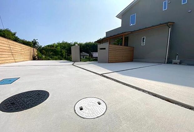 《駐車場》 ■駐車場3台可能。前面道路が広く、間口もゆったり。