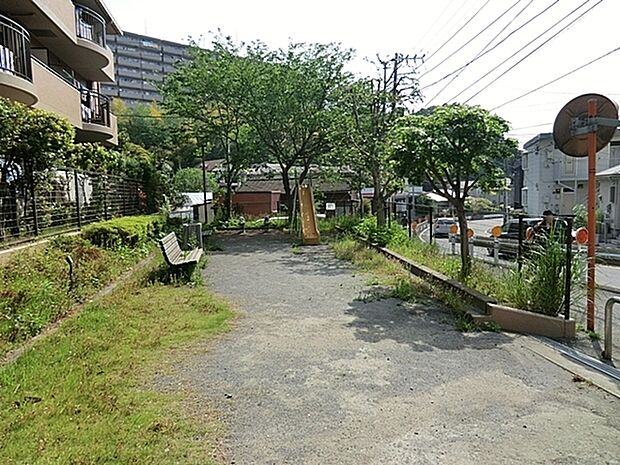 相模陣ふき公園まで760m、滑り台のある小さな公園です。