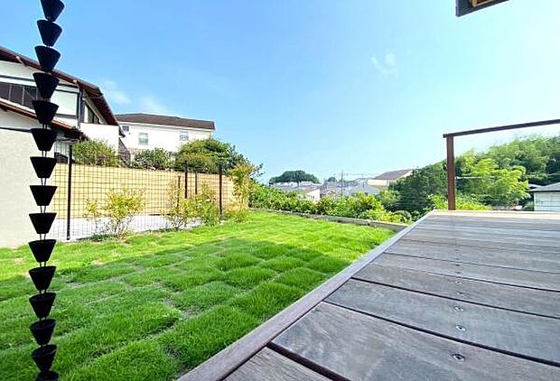 《庭》■子供のころに夢見た「庭付きマイホーム」。その夢が現実となるかもしれませんね。人目を気にせず開放的に家族でBBQパーティ。家庭菜園も楽しめます。南向きです。