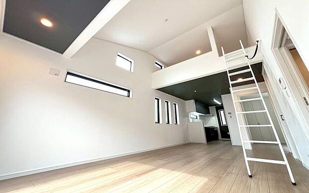 《リビングダイニング》　■大画面ＴＶも余裕、インテリアプランが考えやすいワイドなリビング。家族がしぜんに集まる広さ、お子様が思わず走り出す大空間。