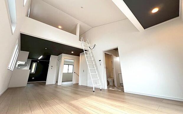 《リビングダイニング》　■家族が自然と集まって、思い思いにくつろぎ、遊び、語らう、やすらぎの空間。隣室との間仕切りを開け放てばより一層開放的な空間に。