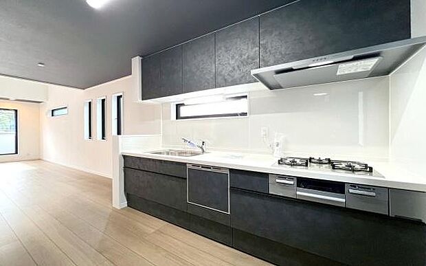 《ダイニングキッチン》　■家族が集う楽しく親子の会話もはずむキッチン。明るく清潔で使い勝手のいいキッチンには、いつも家族の笑顔があふれ、夫婦が仲良く一緒に料理することもできます。