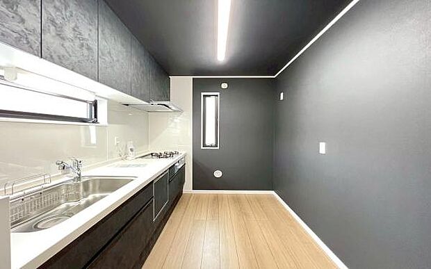 《システムキッチン》　■大型冷蔵庫や食器棚を置いても余裕なスペース。奥様の料理の腕も上がりそうな予感。