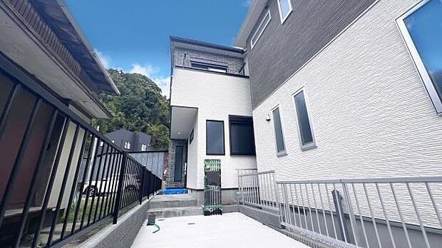 《外観》　■落ち着きのあるトーンでまとめた外観。長年住むうちに深い愛着を感じることの出来る、飽きのこないシンプルなデザインです。