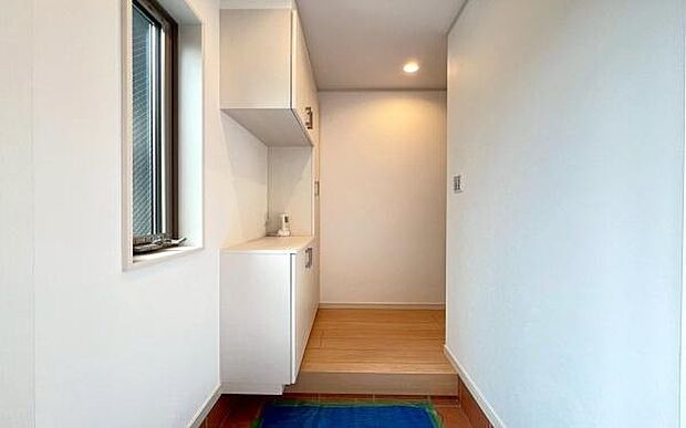 《玄関》　■玄関を開けると、エントランスホールがお出迎え。上がりがまちやシューズボックスがゆったりと構え、心地よさに包まれます。