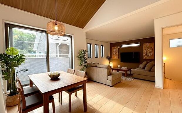 《リビングダイニング》　■本画像は家具や小物の配置をCGで作成しており、実際に現地に家具や小物は置かれておりません。また、価格に家具や小物は含まれておりません。