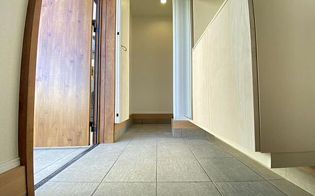 《玄関》　■玄関を開けると、エントランスホールがお出迎え。上がりがまちやシューズボックスがゆったりと構え、心地よさに包まれます。