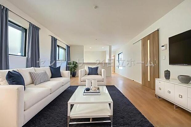 《リビングダイニング》　■本画像は家具や小物の配置をCGで作成しており、実際に現地に家具や小物は置かれておりません。また、価格に家具や小物は含まれておりません。