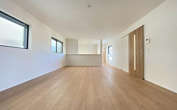 《リビングダイニング》　■上質な時間を育む暮らしのメインステージ。寛ぎとご家族とのコミュニケーションを育む居心地のよい場所。この明るい空間は家族に安らぎを与えて、落ち着いた心地よい空間になるでしょう。