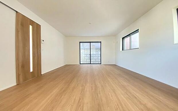 《リビングダイニング》　■豊かな光が照らすこの場所は、たわいもない会話を楽しみ、ゆったりとした時間を過ごす場所。家族の日常が刻まれる大切な空間です。自然光に溢れるこの空間はリフレッシュにピッタリです。