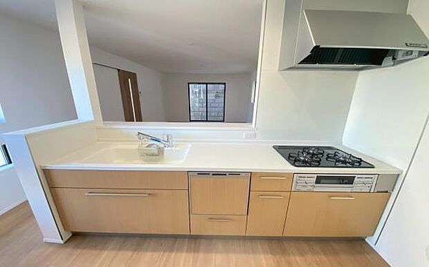 《キッチン》　■家族が集う楽しく親子の会話もはずむキッチン。明るく清潔で使い勝手のいいキッチンには、いつも家族の笑顔があふれています。食洗器があるのも嬉しいですね。