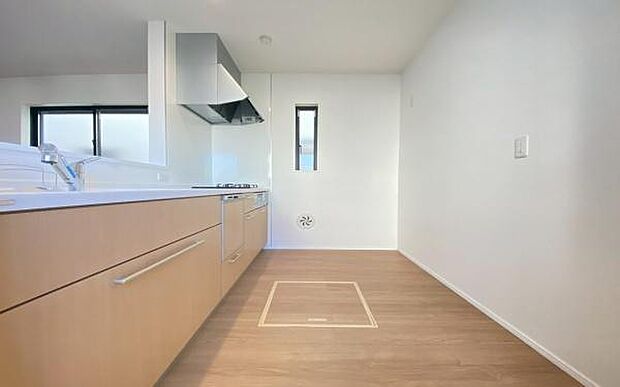 《システムキッチン》　■大型冷蔵庫や食器棚を置いても余裕なスペース。奥様の料理の腕も上がりそうな予感。