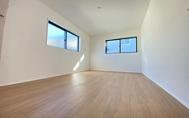 《子供部屋》　■お子様の成長を優しく見守る、明るい子供部屋。遊んだり、学んだり、時には一人の時間を過ごしたりと健やかな毎日を育む大切な場所。未来への第一歩を育む、かけがえのない空間です。