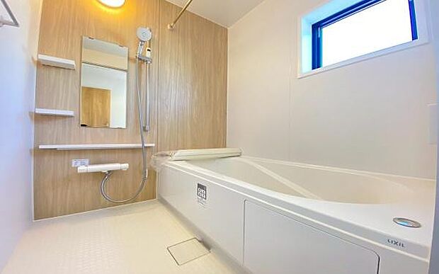 《浴室》　■ゆったり足を伸ばせる浴槽。お子様と一緒でもゆとりの広さ。1日の疲れを癒してくれるバスタイム。