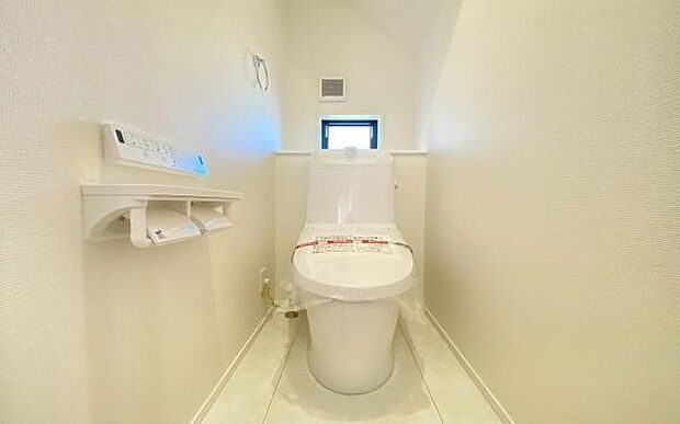 《トイレ》　■快適な使用感が人気の温水洗浄脱臭暖房機能を搭載。しかも汚れがつきにくく落ちやすい、洗浄力に優れた洗浄機能付トイレ。
