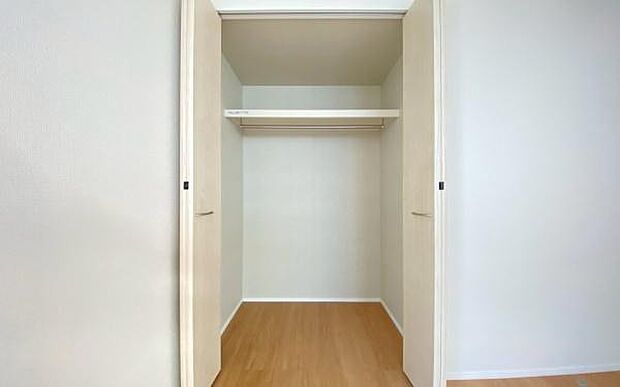《収納》　■洋服を機能的に収納できるハンガーパイプのほか、帽子やバッグを置ける枕棚も設置。ゆとりあふれる収納空間です。