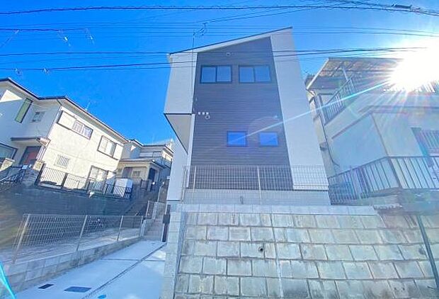 《外観》　■一戸建ての多いエリア、静かで落ち着いた雰囲気。シンプルで美しいフォルム空気までクリーンになるような佇まい。心地よいライフスタイルが実現できるそんな予感。