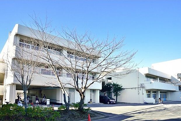 横浜市立秋葉中学校まで1130m、小中学校の連携を深め、9年間の学習指導と生活指導の円滑な接続が図れるよう、中学校区を基本として推進しています。