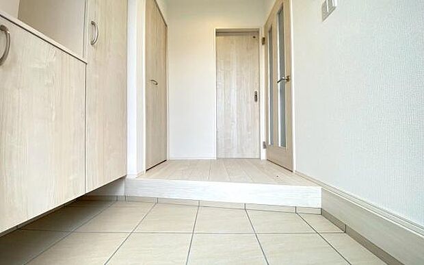 《玄関》　■玄関を開けると、エントランスホールがお出迎え。上がりがまちやシューズボックスがゆったりと構え、心地よさに包まれます。