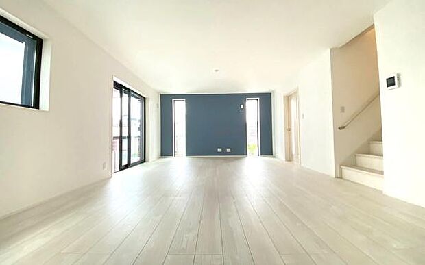 《リビングダイニング》　■豊かな光が照らすこの場所は、たわいもない会話を楽しみ、ゆったりとした時間を過ごす場所。家族の日常が刻まれる大切な空間です。自然光に溢れるこの空間はリフレッシュにピッタリです。