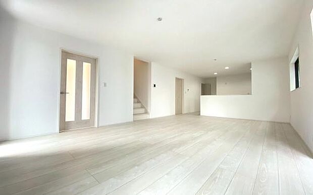 《リビングダイニング》　■上質な時間を育む暮らしのメインステージ。寛ぎとご家族とのコミュニケーションを育む居心地のよい場所。この明るい空間は家族に安らぎを与えて、落ち着いた心地よい空間になるでしょう。