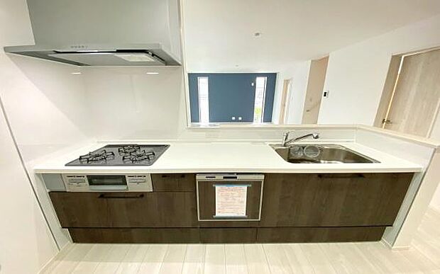 《リビングダイニング》　■豊かな光が照らすこの場所は、たわいもない会話を楽しみ、ゆったりとした時間を過ごす場所。家族の日常が刻まれる大切な空間です。自然光に溢れるこの空間はリフレッシュにピッタリです。