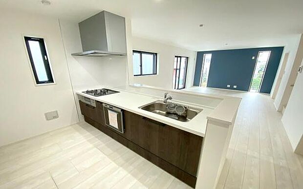 《システムキッチン》　■会話を楽しみながら食事を味わう。一緒にいる時間が楽しい空間。カフェにいるような気分で毎日を過ごしたい。家族でいる時間を柔らかに包み込むインテリア。