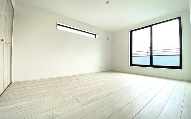 《寝室》　■朝から日差しいっぱい、早起きしたくなる洋室。ベッドを置いてもゆとりを感じられる。窓からの朝日が心地よい目覚めへと誘います。ゆとりある広さを確保し、心地よいプライベートタイムを演出します。